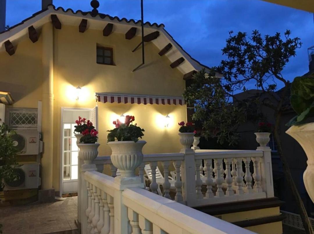 Casa Flores Del Mediterraneo Badalona Exterior photo
